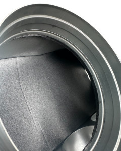 Wnętrze skrzynki rozdzielczej wyłożone izolacją kauczukową